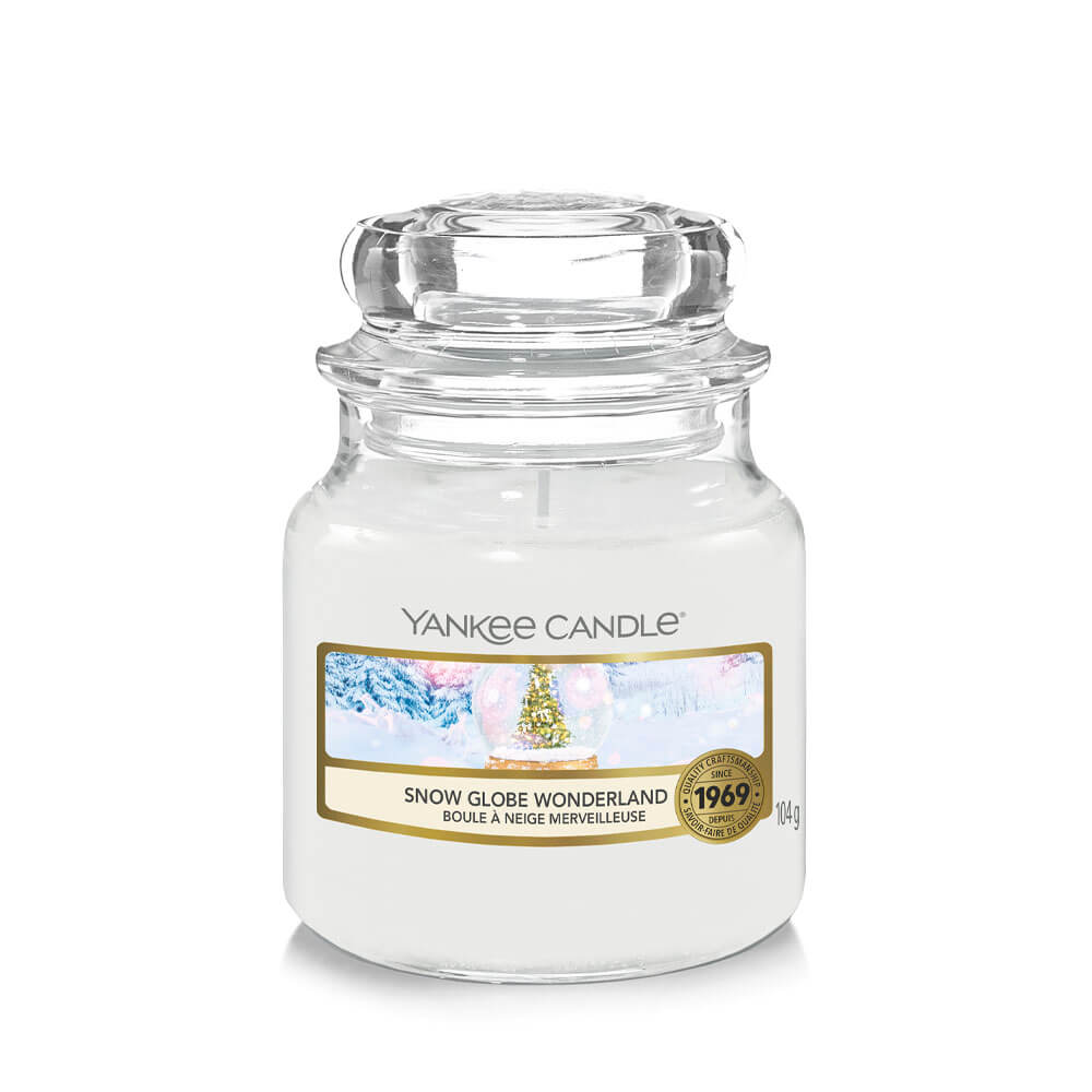 Yankee Candle Snow Globe Wonderland 18 Tea Lights 1 Holder Gift Set -  Candles Direct